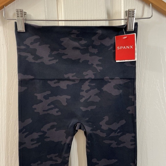 SPANX Women's Small Look at Me Now Seamless Leggings Black Camo Shaping FL3515 - Picture 2 of 8
